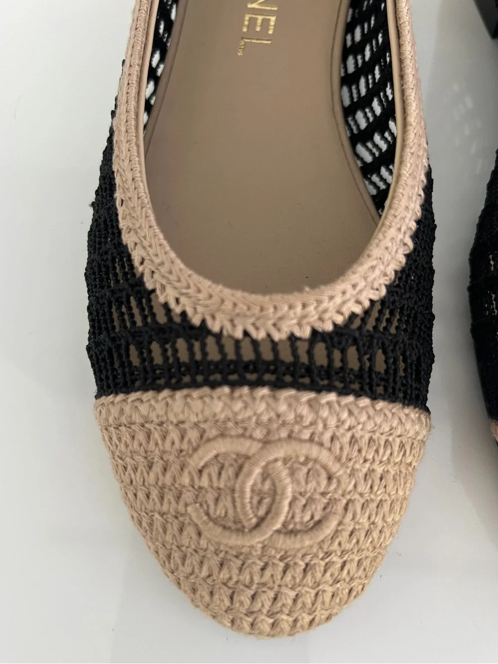 CHANEL 25P CC BLACK AND BEIGE RAFFIA BALLET SHOES SIZE IT 38 / US 8 NEW IN BOX!